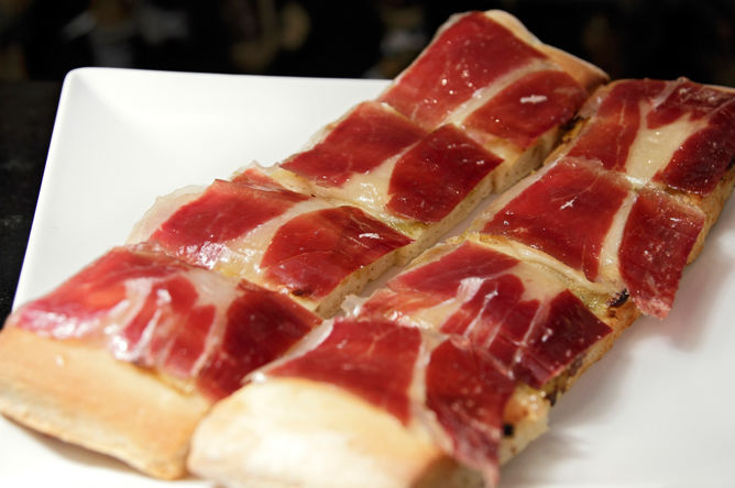 Coca Serena con Jamón Bellota y Gelatina de Vino