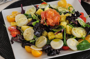 ensalada salmon flores gourmet
